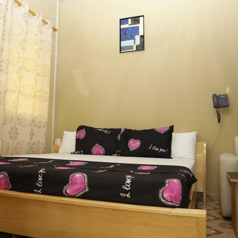 Executive room: bed with heart-print linen